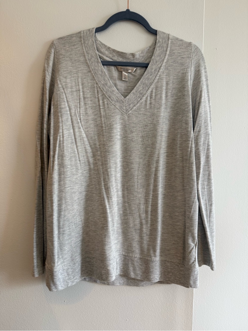 Banana Republic Baby Terry V-Neck Pullover Heather Gray; Size Medium